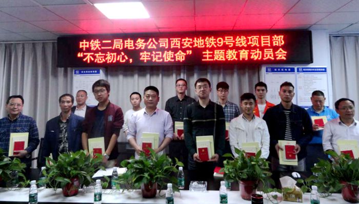 1569482875331688.jpg 图2:发放学习书籍_副本.jpg