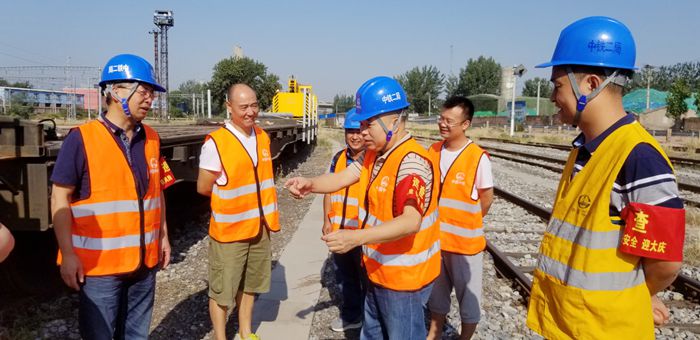 1、郭书记、伍总检查轨行设备1_副本.jpg