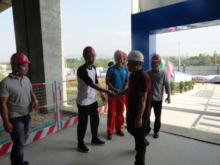 1569741043395591.jpg 图1:郭书记与员工亲切握手.JPG