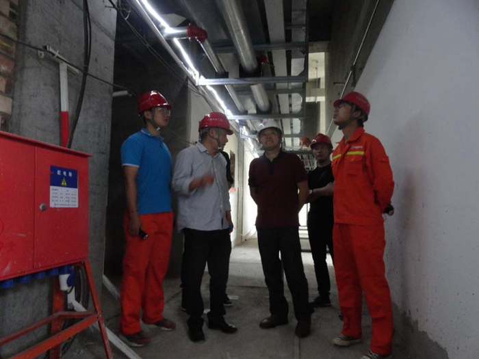 1569741051135563.jpg 图2:郭书记查看施工现场.JPG