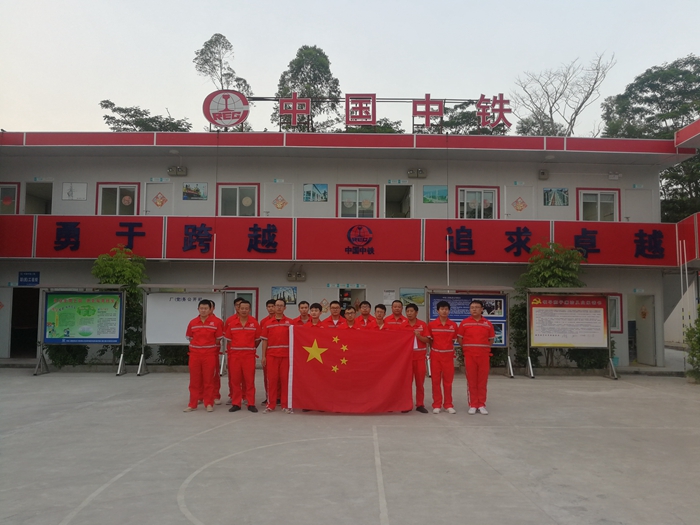 图2.歌唱《我和我的祖国》祝福祖国，与国旗合影现场.jpg