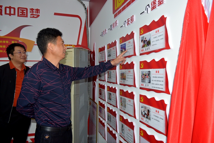 1571650118104253.jpg 图2:参观党员学习室_副本.jpg