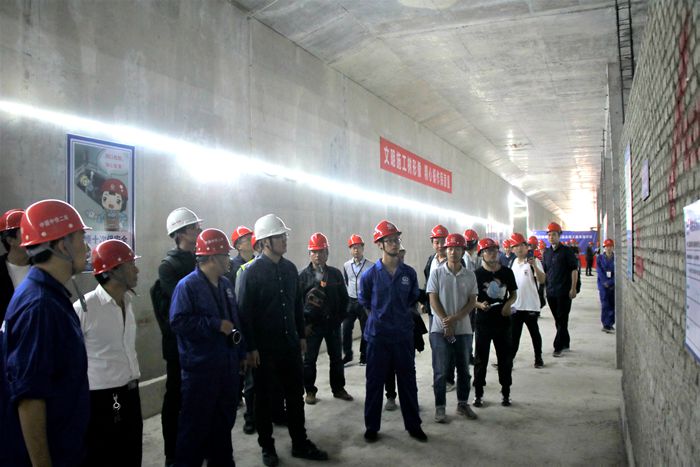1573472517125226.jpg 图1:观摩砌筑_副本.jpg