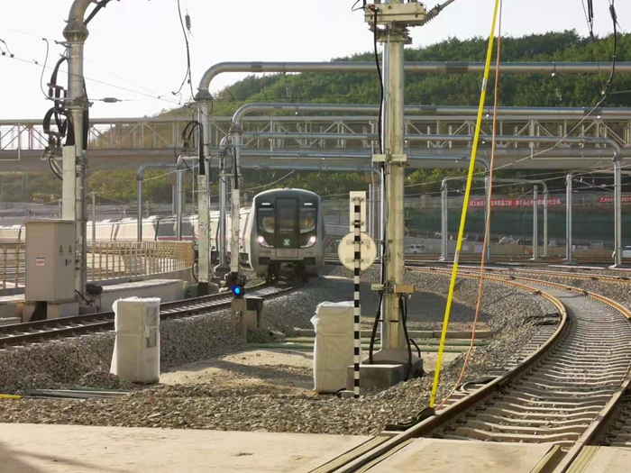 1574734278985901.jpg 图一:首车试验成功返回车辆段联合列检库.jpg