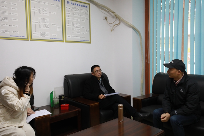 李主席与职工进行谈话_副本.jpg