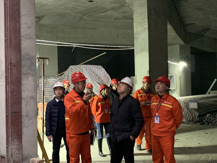 1576554085986202.jpg 图1:郭书记一行深入施工现场进行查看1_副本.jpg