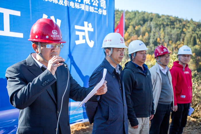 1576747765553044.jpg 电务公司工会主席李良主持仪式_副本.jpg