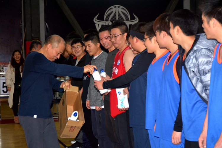 1577092429165672.jpg 图3:赠送慰问礼品_副本.jpg