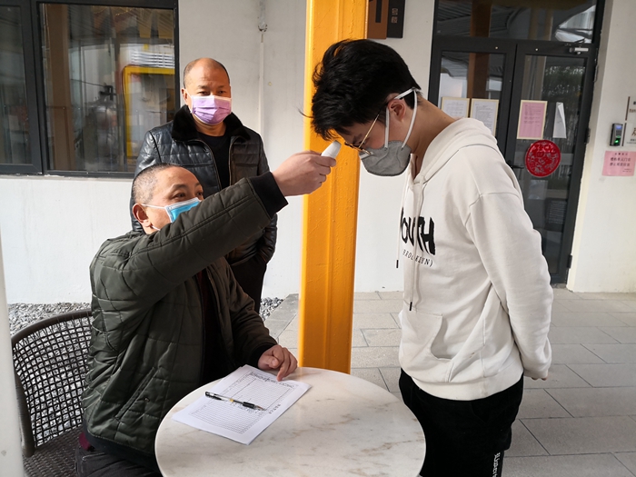 对全体员工进行体温检测_副本.jpg