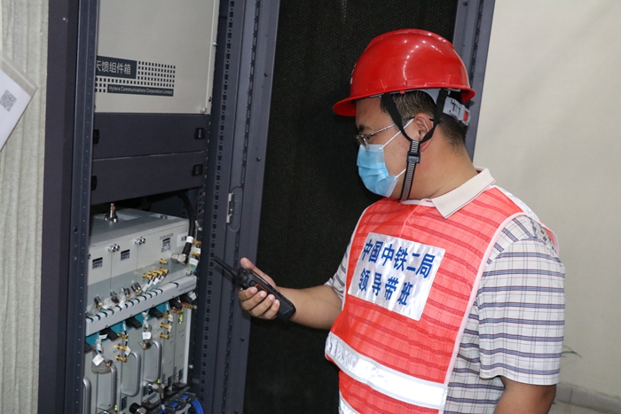 图1：刘总坚守施工一线_副本.jpg