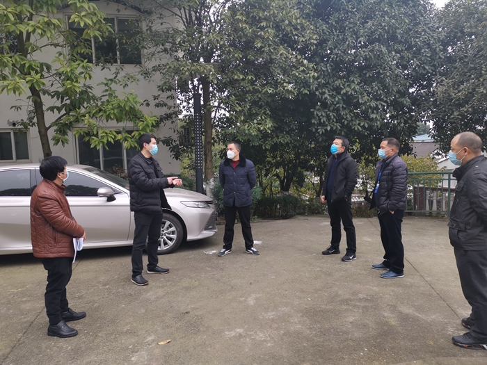 图二：镇党委书记现场指导_副本.jpg