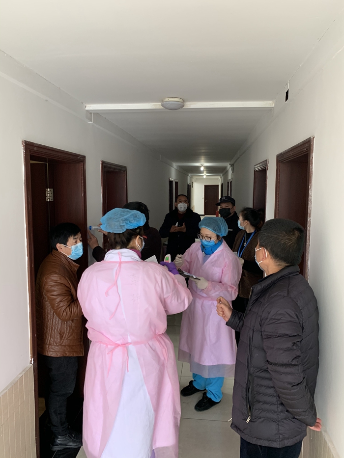 图三：镇卫生院测量体温_副本.jpg
