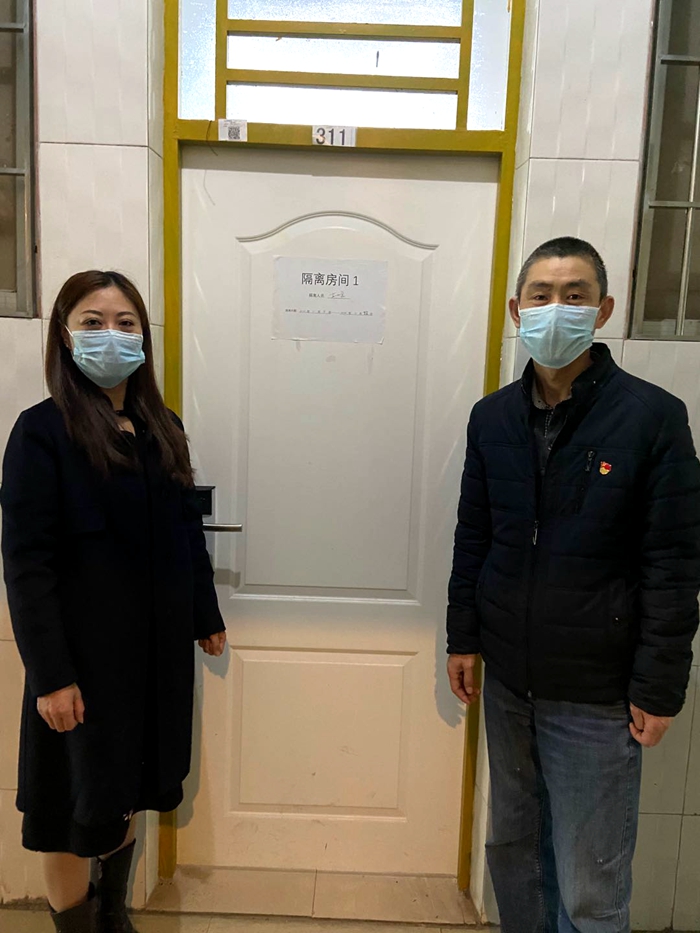 图：谭勇、史俊霞夫妻俩在隔离区_副本.jpg