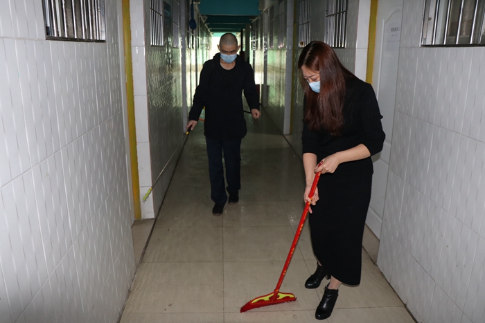 图：谭勇夫妻给公共区域消毒_副本.jpg