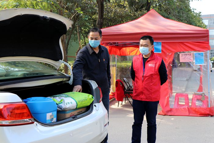 图1：进入防控隔离区对运送物品检查_副本.jpg