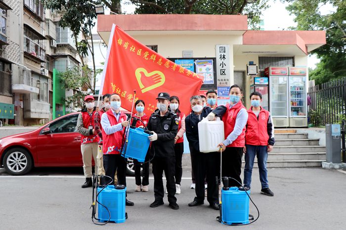 图4：梅岗社区党委书记黄大庆（左一）和深圳地铁10线项目副书记张辉（右一）向小区赠送防疫物资_副本.jpg