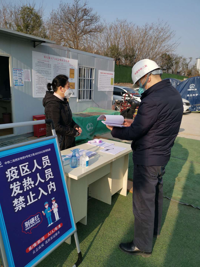 图1：谢总查看现场管理台账_副本.jpg
