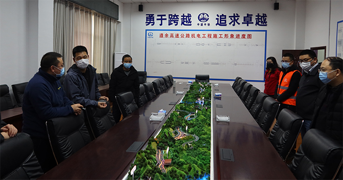 林总观看项目沙盘.jpg