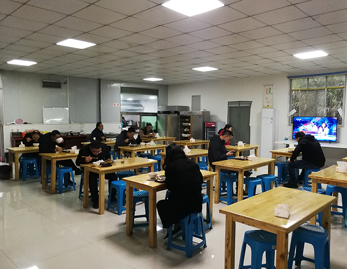 林总在项目部食堂分餐制用.jpg