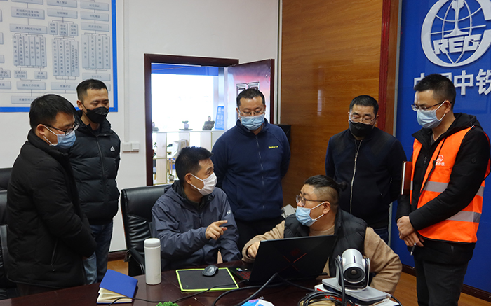 林总和项目员工探讨施工工艺.jpg