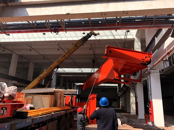 图1：双梁起重机吊装中_副本.jpg