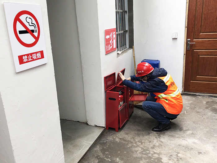 图1：检查消防设施副本.jpg