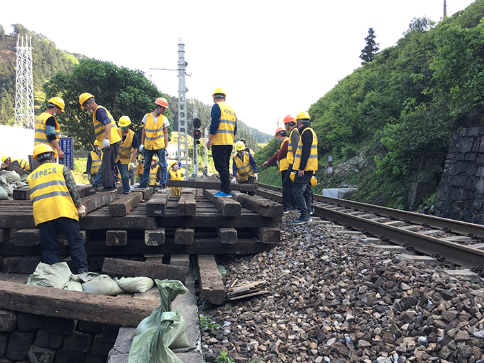 1586943666137916.jpg 图3:枕木平台搭建副本.jpg