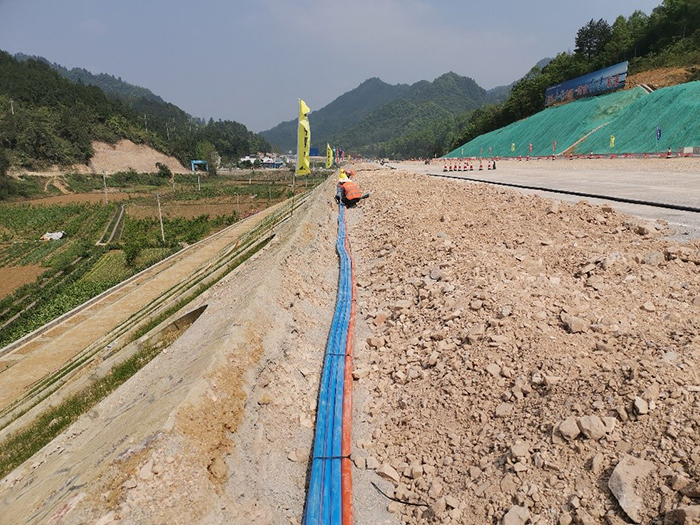 1587354344909691.jpg 图2:观摩路基段(K19+393~K20+622)通信管道敷设副本.jpg