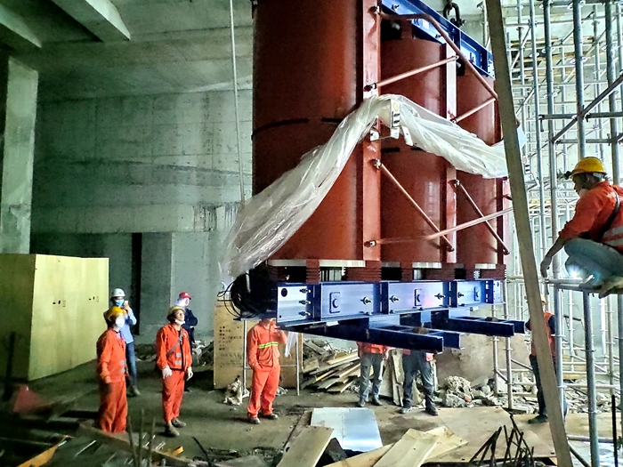 1588595063225486.jpg 重庆西站整流器变压器吊装.jpg