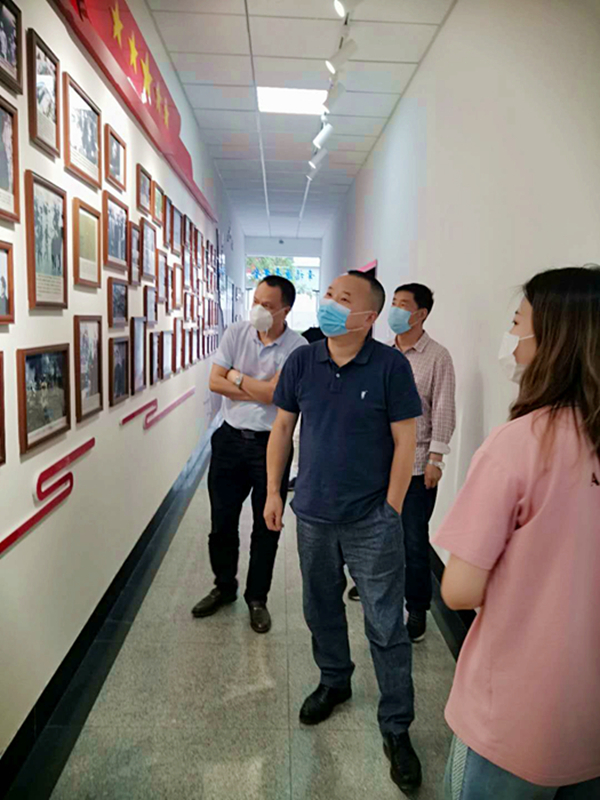 图1-2：现场参观.jpg