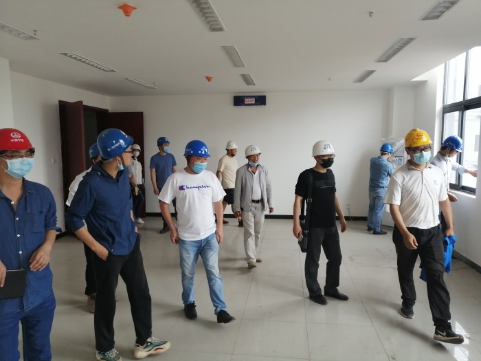 1589790032360003.jpg 图1:各方代表查看施工现场.jpg