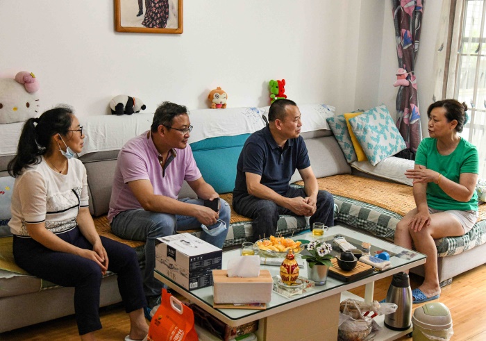 图4：慰问组与郑力铭家属交流.jpg