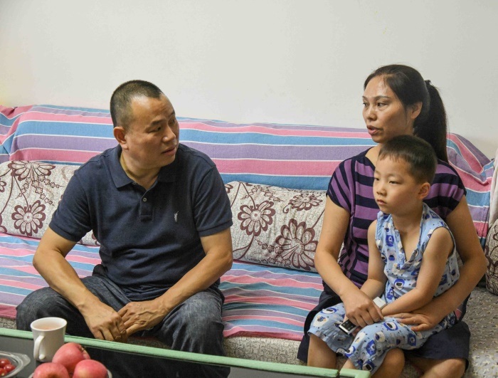 图5：郭书记关切询问王伯良家属家庭生活情况.jpg