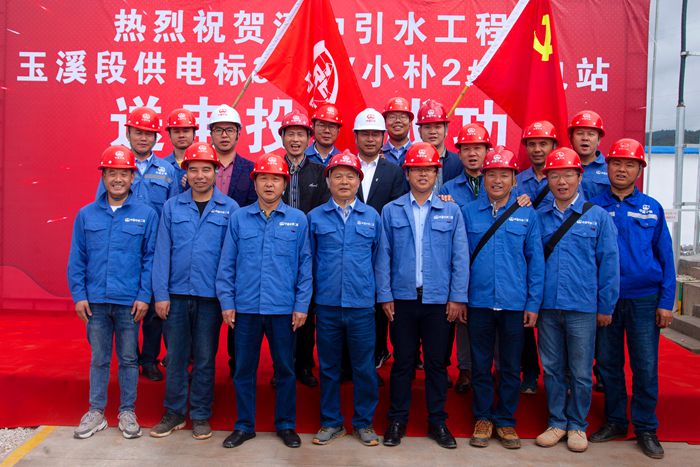 图5：开投领导与项目建设者在一起_副本.jpg