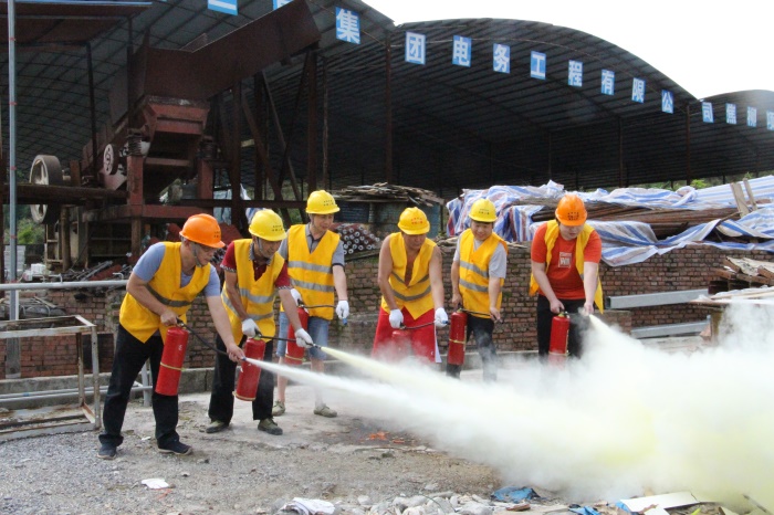 1592639197106740.jpg 熟练使用灭火器.JPG