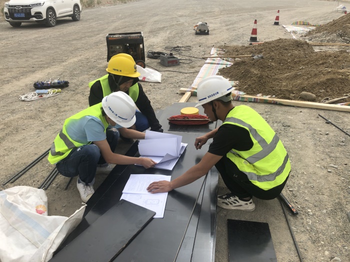 1594727112747677.jpg 施工现场研究图纸 摄影白松鹤.jpg