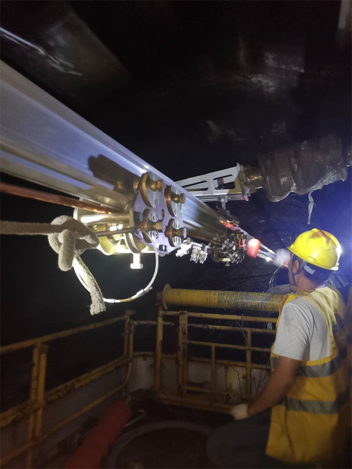 1594727585124878.jpg 架线小车架设接触线.jpg