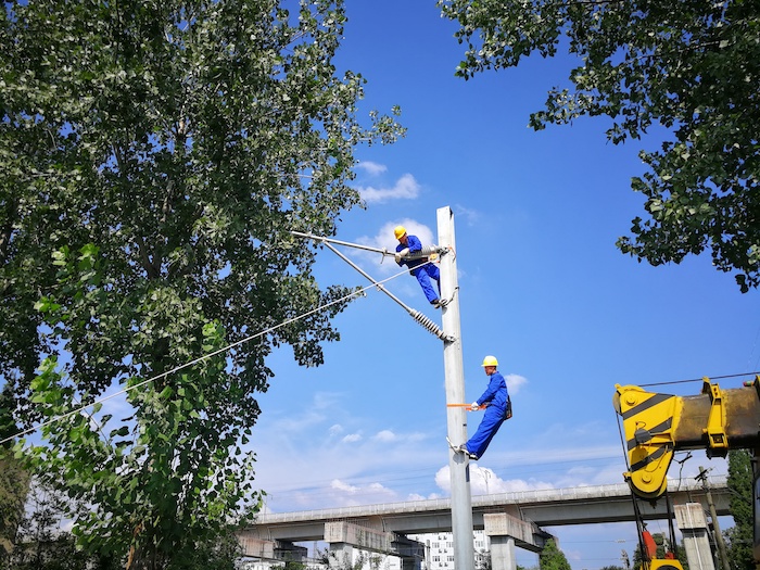 1596456065945838.jpg 图2:接触网腕臂安装.jpg