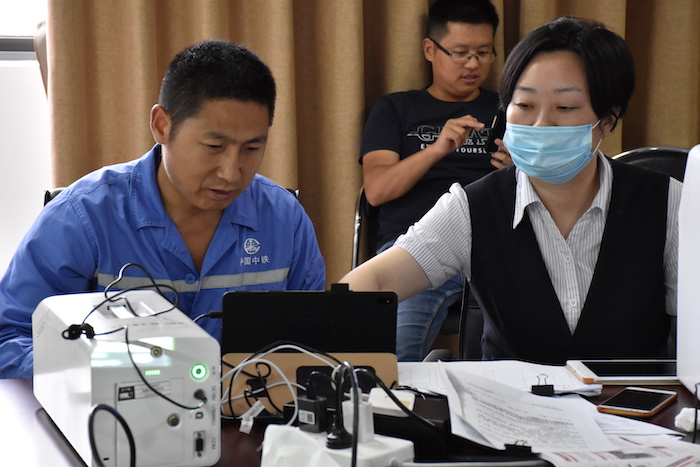 图1：办卡现场 (2).JPG