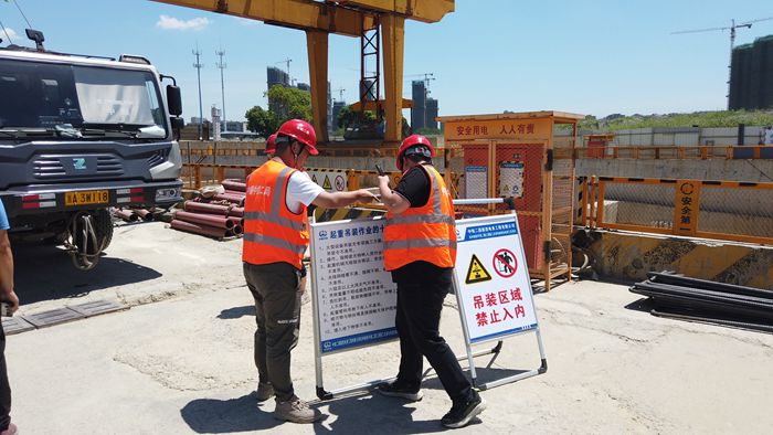 1597289107429844.jpg 摆放警示牌.JPG