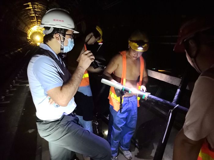 1598319866611524.jpg 图2:卢总观看电缆中间接头制作过程_副本.jpg