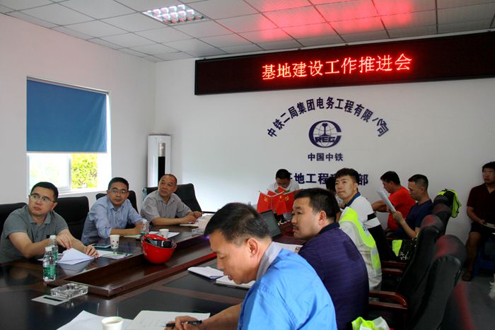图三：会议室听取汇报_副本.jpg