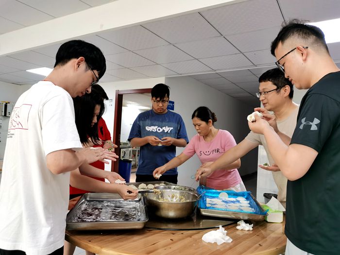 1598338399932240.jpg 图1:包饺子活动现场_副本.jpg
