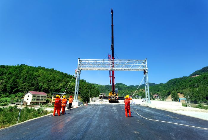 1598836758109696.jpg 图一:首座ETC门架安装过程 (2)_副本.jpg