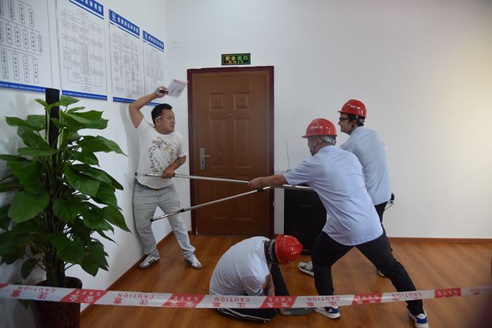 1599472402118556.jpg 图2:不法分子被防爆人员控制_副本.jpg