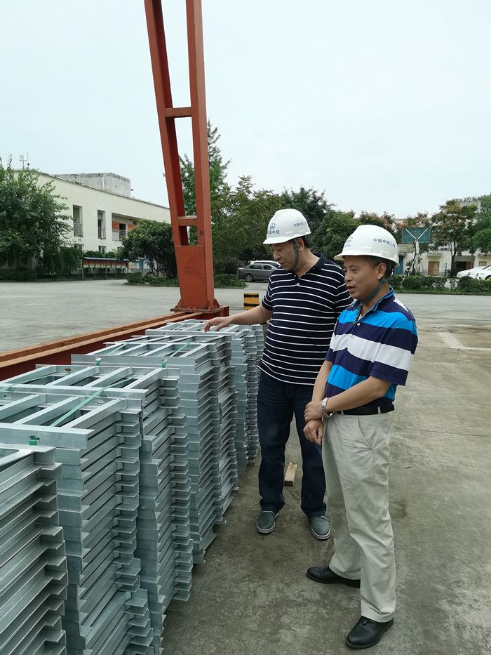附图一：检查行车使用及成品支架（杨轩摄）_副本.jpg