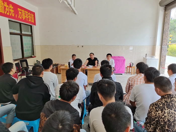 图2：座谈会现场.jpg