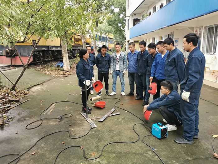 图2：进行现场焊接工艺实操练习.jpg