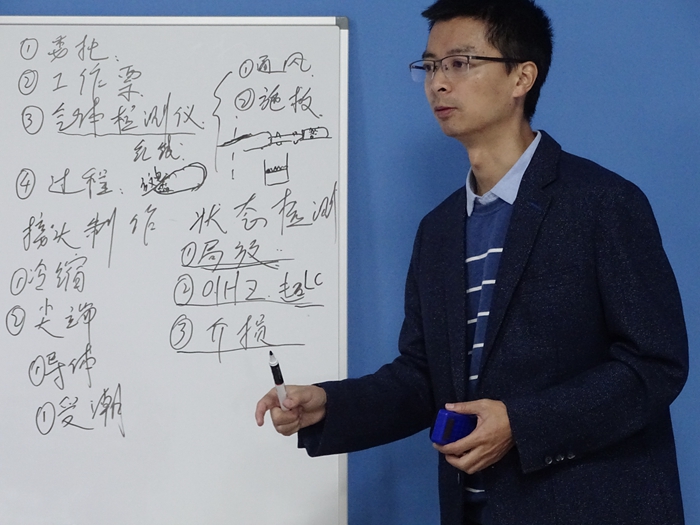 图1：专家付兵进行指导.JPG