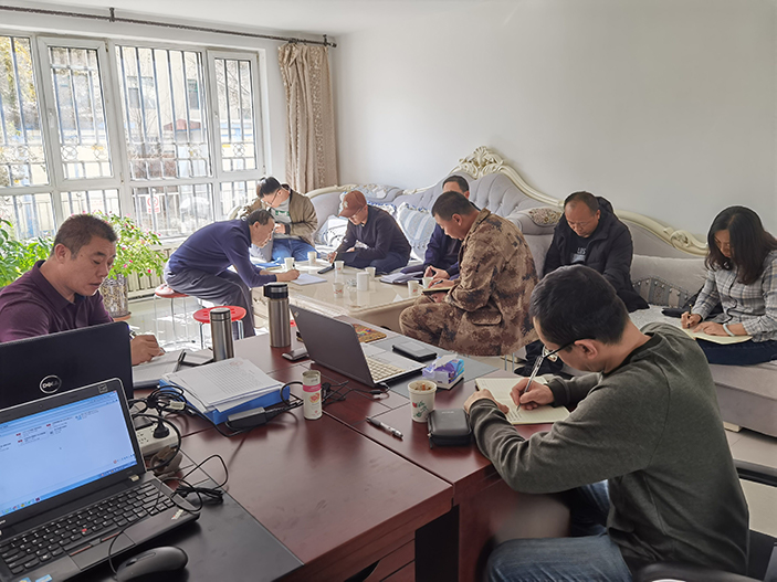 图1：与作业队现场负责人召开安全技术交底会议副本.jpg